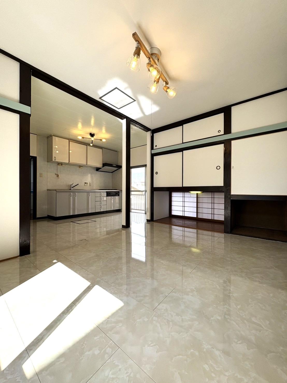 Hanairo三山 キッチン床は大理石調のフロアタイル敷き