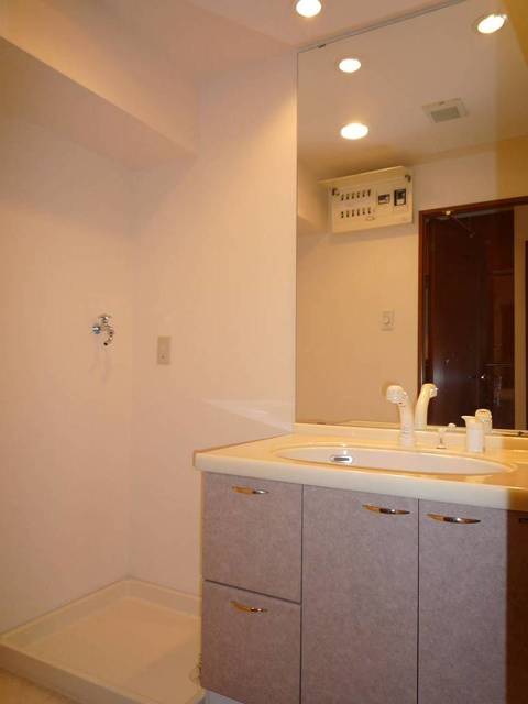 グランド・ガーラ南大井9階 ゆったりとスペースのある洗面所