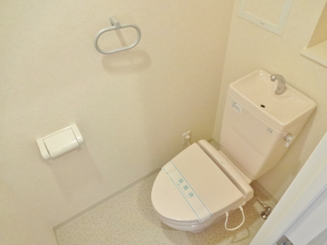 エルフレア三鷹0604号室 暖房便座のついたトイレ