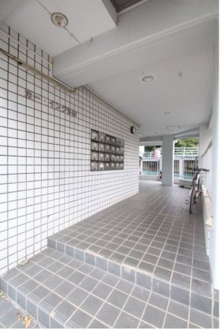 カーイング多摩202号室 エントランス
