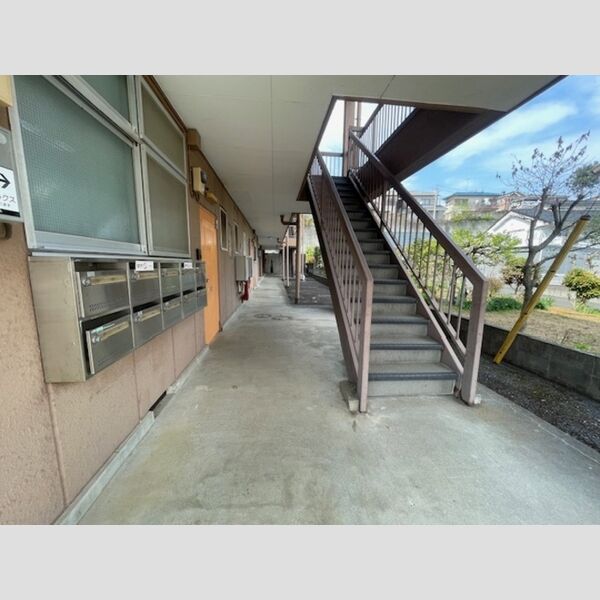 農住メゾン霞102号室 エントランス