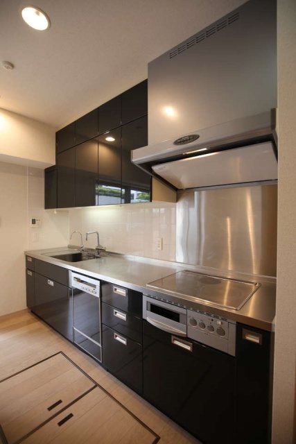 エルザ世田谷1階 システムキッチン（2口IH・1口ラジエント・グリル付）