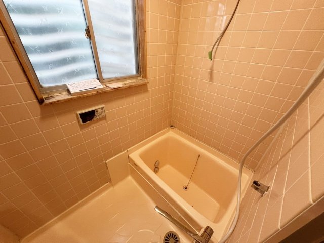 成田市モダンスタイルデザイナーズリノベ戸建 窓枠塗装、コーキング打ち変え、換気扇設置を3/12迄に実施