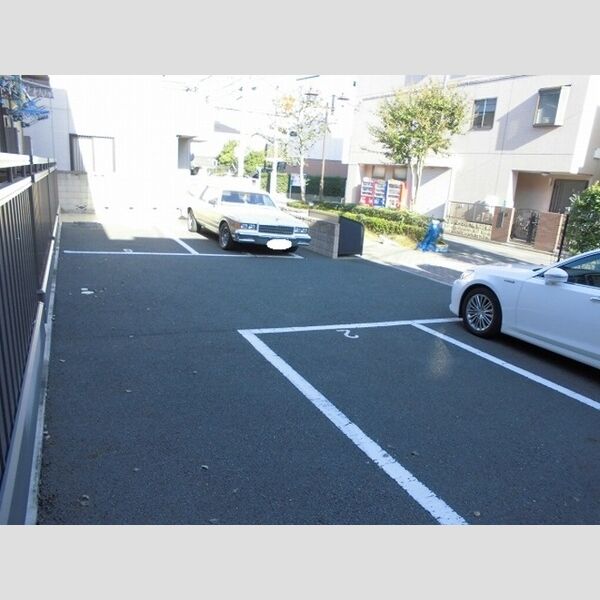 ラ フローラ 駐車場