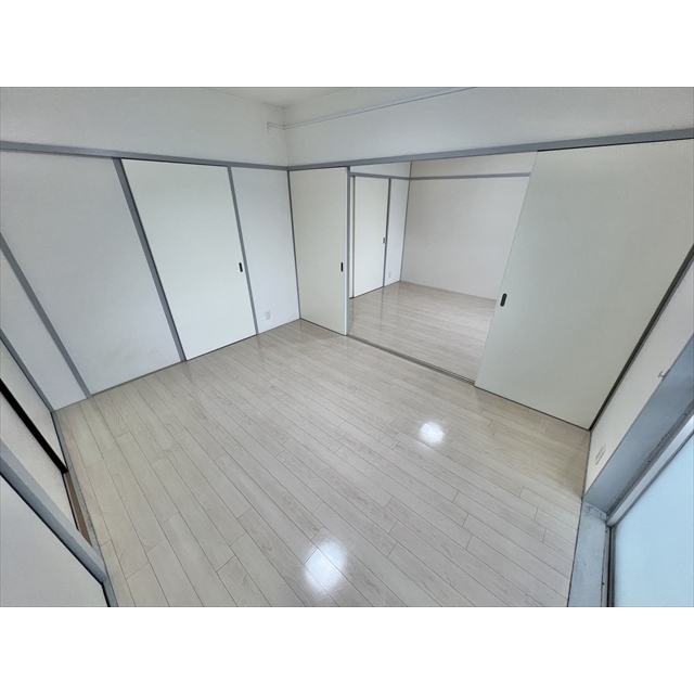 ラビアン花小金井 白基調の洋室