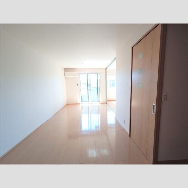 シャンティ202号室 LDK13.5帖(別角度)