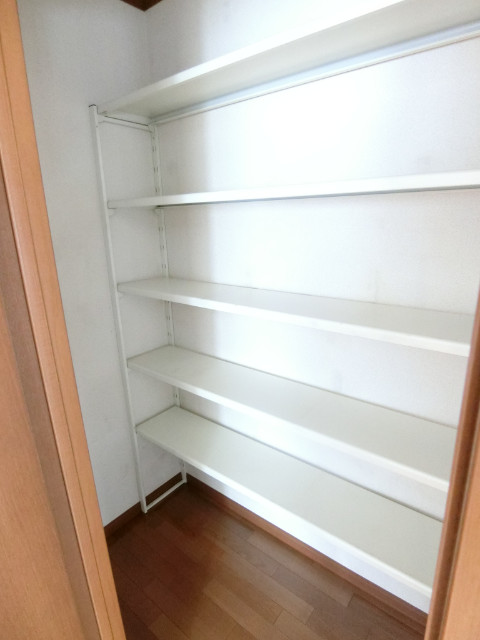 元郷一丁目貸家 リビング収納