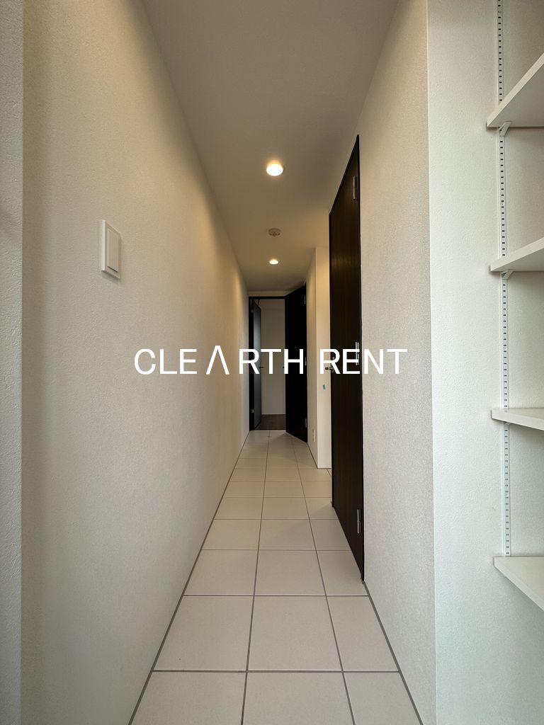 Ｐｒｉｍａｌ 石神井公園5階 白のタイルを基調とした明るい玄関