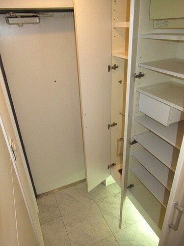 ライオンズステーションプラザ根岸ベイアーク4階 下足入　※2021年12月撮影