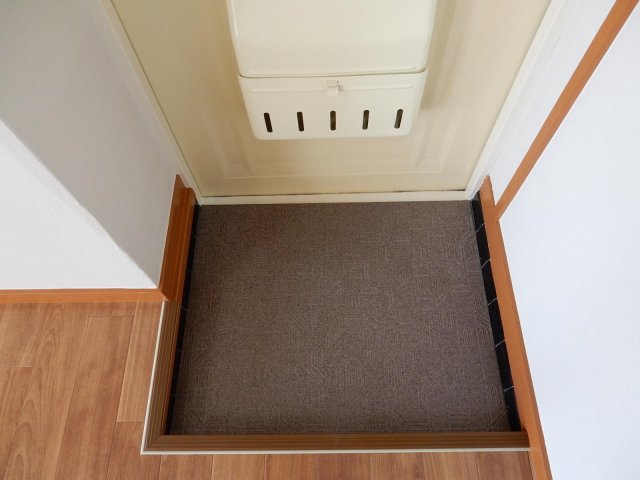 稲城市平尾住宅６６号棟 玄関床も張替済みで気持ちよくご帰宅頂けます。
