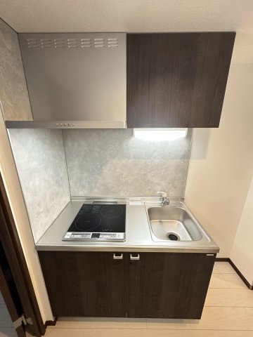 ベイルーム湘南台205号室 ２口ＩＨヒーターで料理する方も満足♪キッチン収納スペースも豊富です★