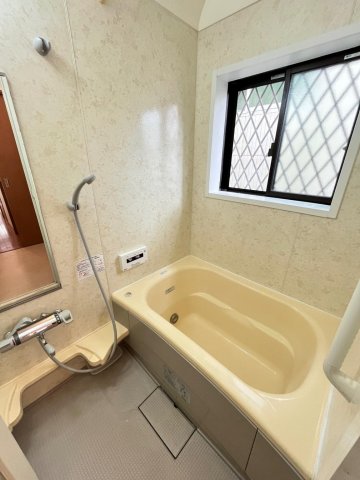 東越谷戸建 窓付きで換気出来ます。面格子付きで安心です。