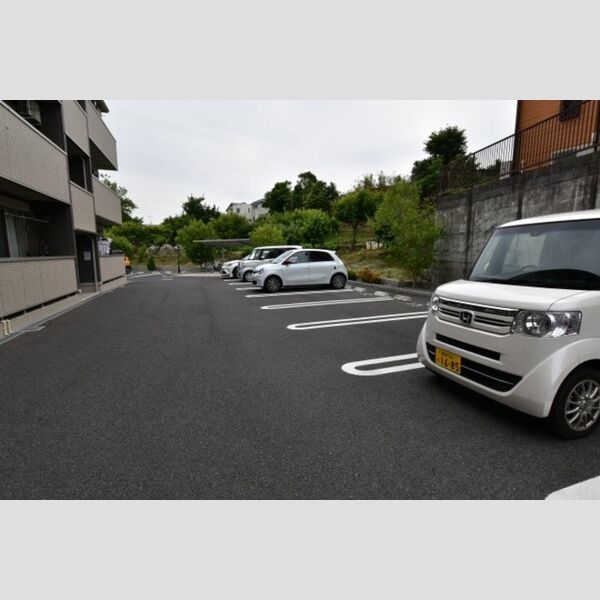 アゼリア 駐車場