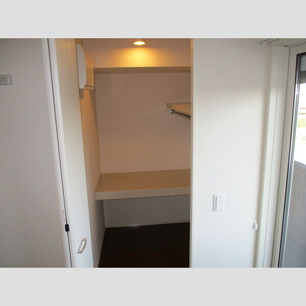 ラテル・コート若松町 202(ウォークインクローゼット)