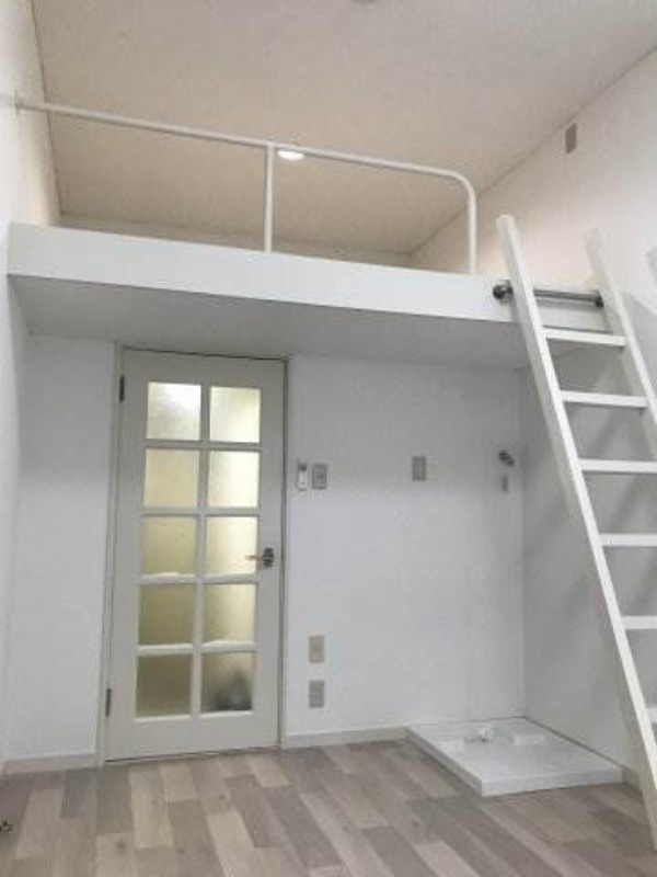 プラザ・ドゥ・エボリ 別室参照