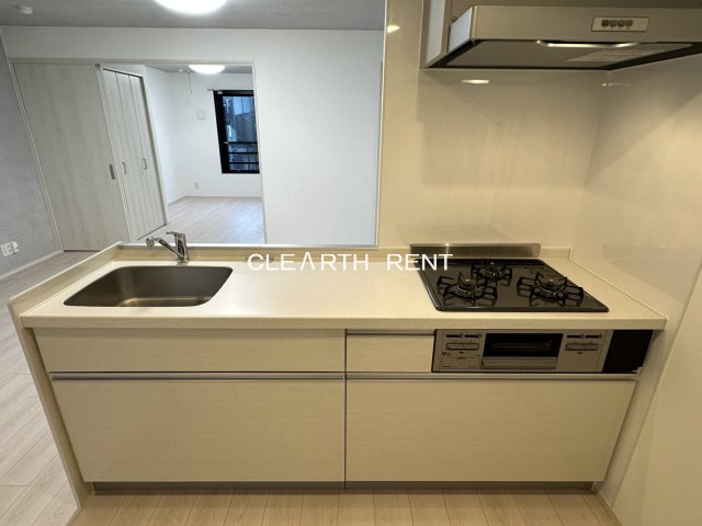 ＧＲＡＮ ＰＡＳＥＯ三宿Ⅱ2階 グリル付き3口ガスコンロのキッチン。