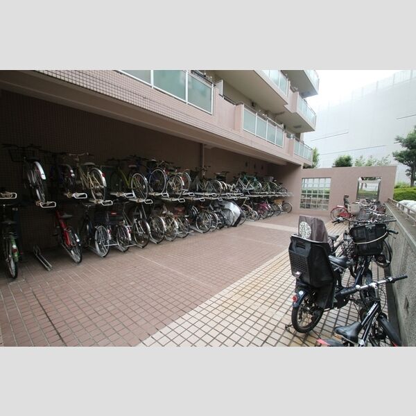 アコール北千住1305号室 駐輪場