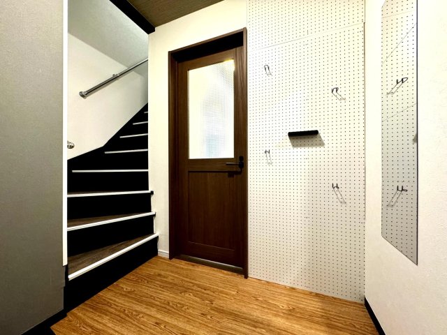 朝霞市宮戸 戸建て 有孔ボードで、鍵や帽子などかけられます