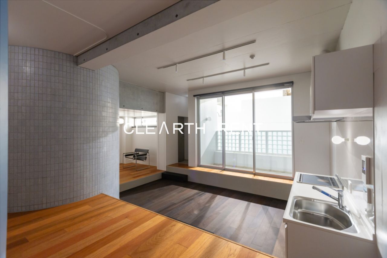 アスタルテ上原1階 多様な天井高さと円柱がつくる、創造的な空間構成