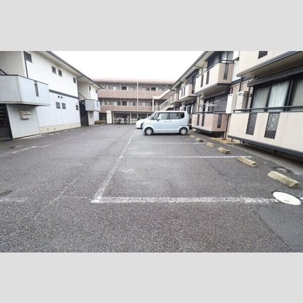 アリュール　B 駐車場