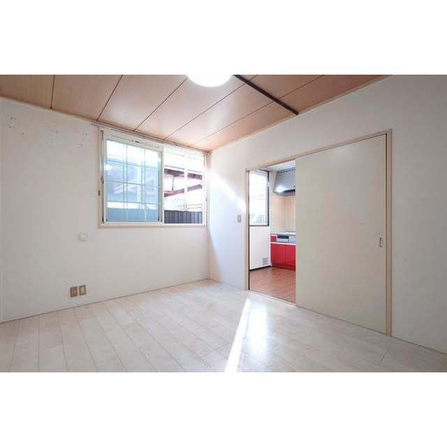 メゾン蓮正寺102号室 右洋室