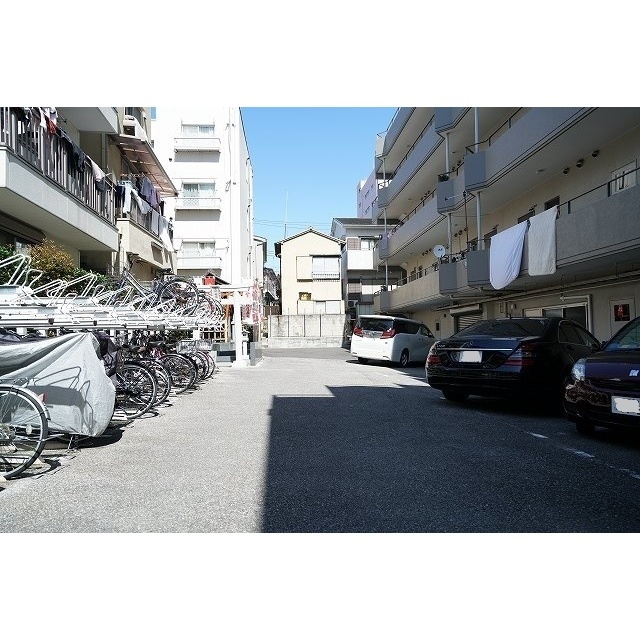 滝野川フラワーハイツ0402号室 駐輪・駐車場