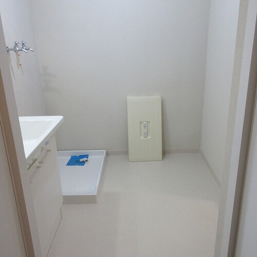 さがみ野パークハイツ（Ｂ棟） 洗面台と洗濯機置き場　自己内装後