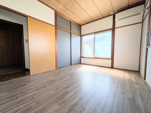 船橋市芝山戸建 2階洋室1、バルコニーがあります