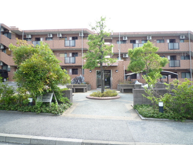 アメニティー・なかにし エントランス前です♪