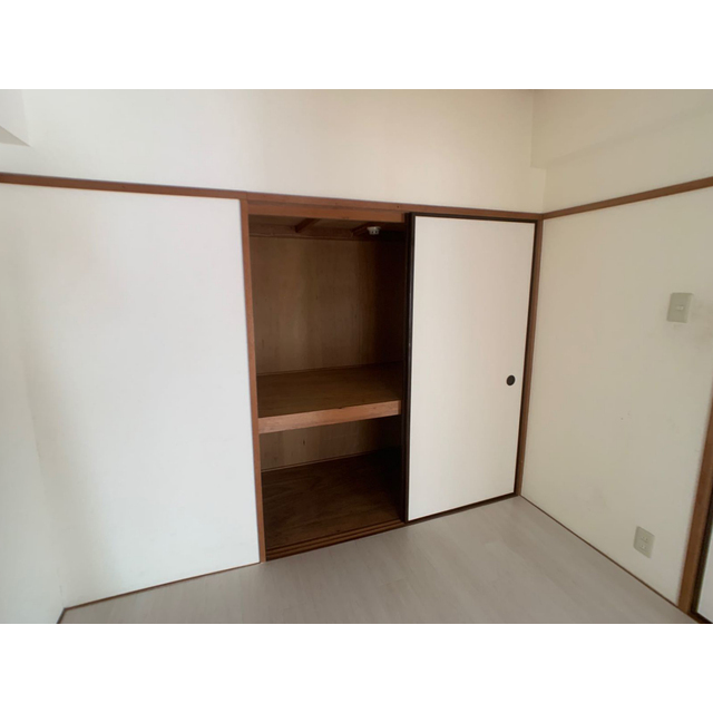 グランドール岸 内観