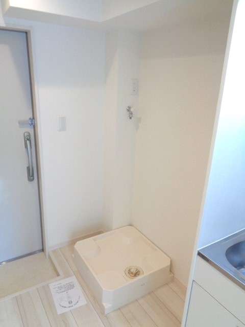 フルリール鶴見 室内洗濯機置場　※別号室の参考写真です(現況優先・仕様違いの場合あり)