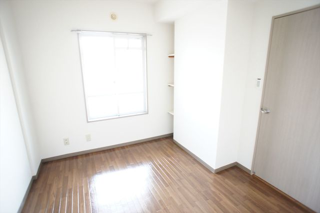 ファミーユ浜野 廊下側の洋室は寝室にどうぞ。