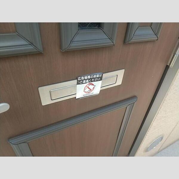 レーヴ平和台 玄関ポスト