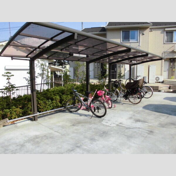サニーフラット105号室 屋根付駐輪場