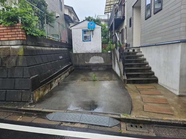 川崎市多摩区長尾戸建 雨の日も安心のコンクリート舗装駐車場。前面道路もゆったり駐車