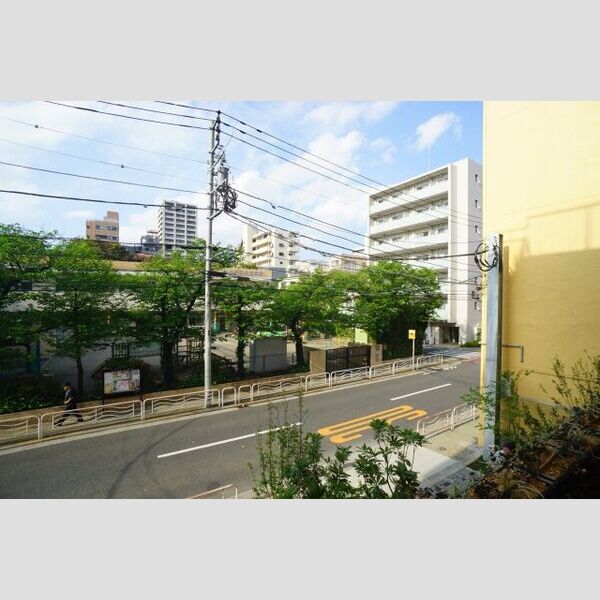 プライムメゾン亀戸201号室 目の前は、目線を遮る建物が無いため開放感があります。
