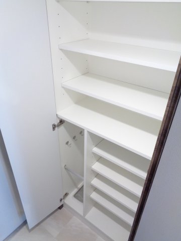 ジェノヴィア中野島115号室 収納