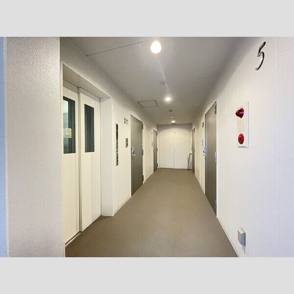 ジェイ・エス・ティ横浜東501号室 5階玄関前通路