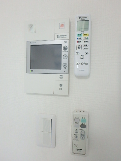 ガーラ・リバーサイド横濱南7階 落ち着きのあるロビーにはカメラ付オートロック完備