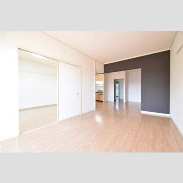 山王塚レジデンス リビングダイニングと居室