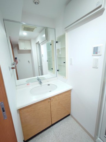 ライオンズガーデン戸田公園 クロス、フロア新規張り替え済み！朝の準備も快適♪