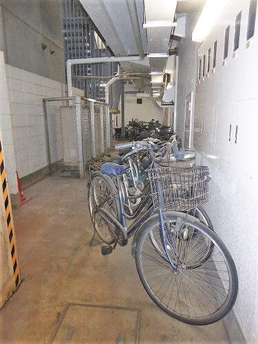 秀和日本橋箱崎レジデンス０３０６号室 駐輪場