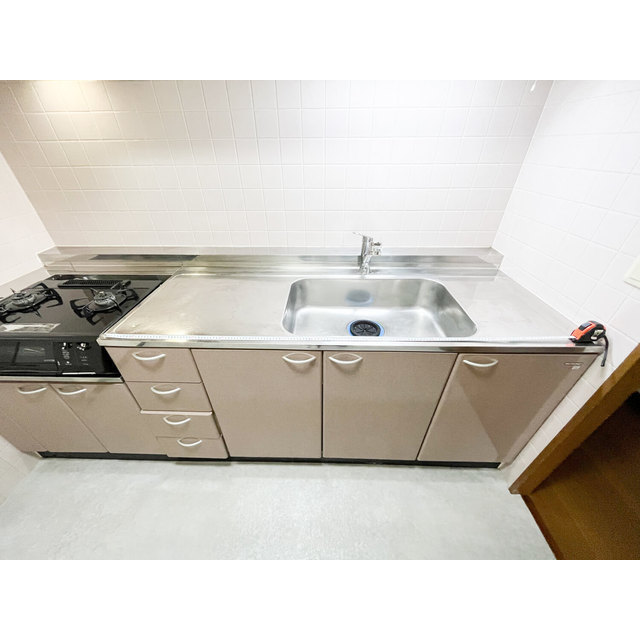 ルクレ川口ウエスト0202号室 コンロ・シンク