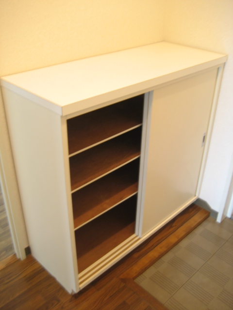 引地台ハイツ0102号室 シューズボックス　※別号室の参考写真です(現況優先・仕様違いの場合あり)