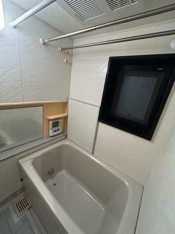 ジェイパーク東中野301号室 風呂にも窓あり。浴室乾燥機で洗濯物がバッチリ乾きます。