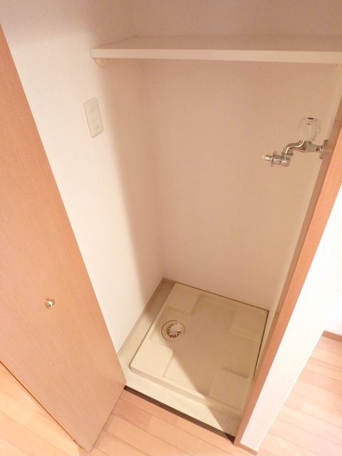 グランド・ガーラ横浜関内5階 棚付き洗濯機置き場