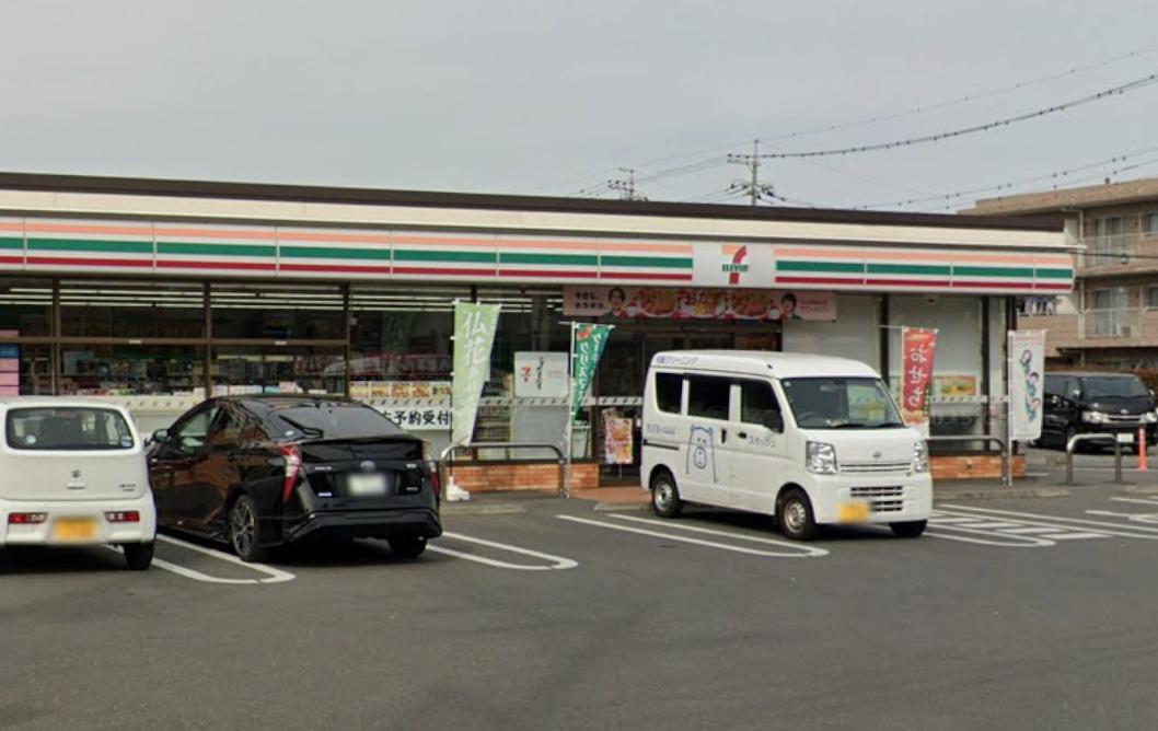 グラド越谷袋山 【コンビニエンスストア】セブンイレブン 越谷大林店まで486ｍ