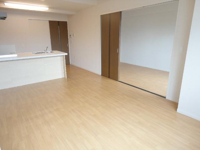 Ｒｏｍａｎｔｉｓ　Ｋａｗａｇｕｃｈｉ（ロマンティス　川口） リビングダイニング～洋室