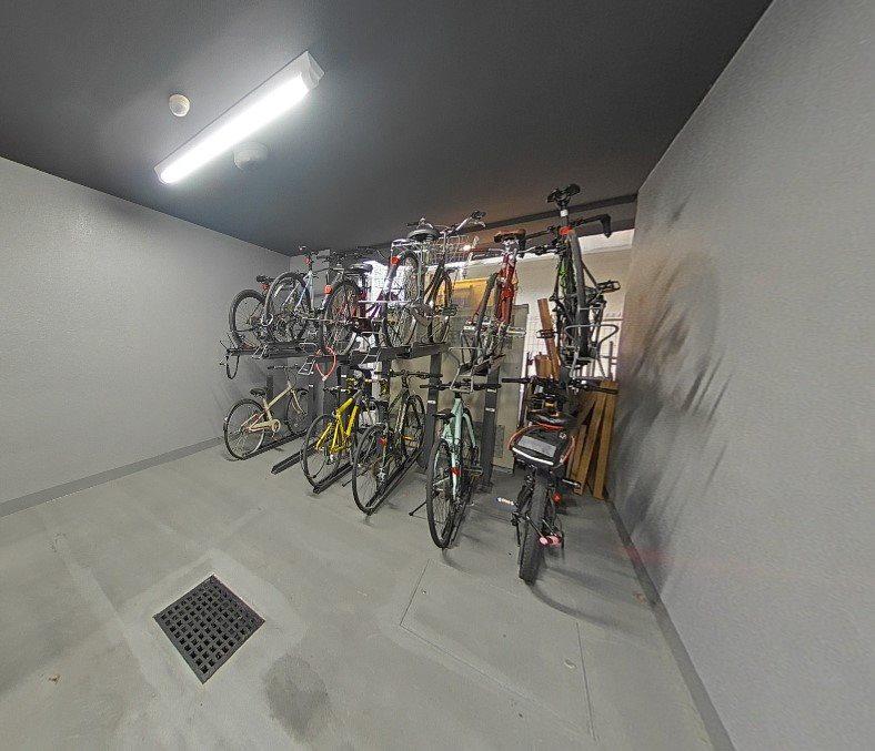 レジディア三越前4階 駐輪場