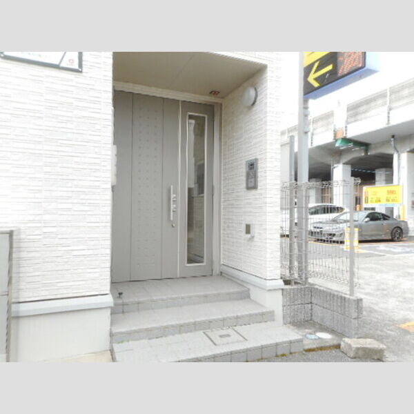 レセンテ・本八幡202号室 オートロック付エントランス